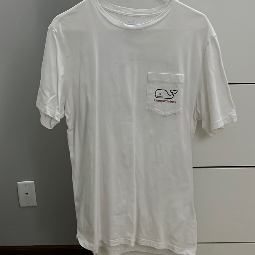 vineyard vines t shirt